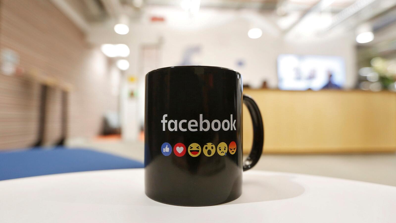 Facebook Pecat Karyawan yang 'Intai' Seorang Wanita
