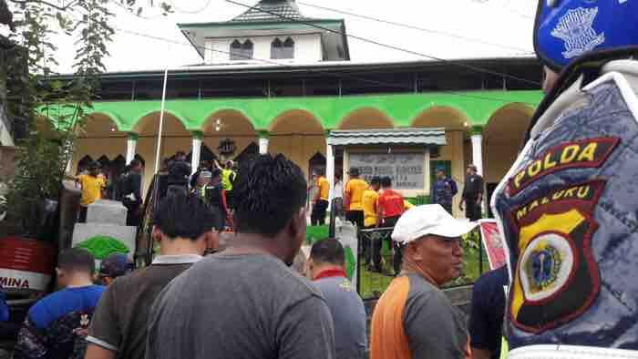 Sambut Ramadhan, Polisi dan Warga Kristen di Ambon Bersihkan Masjid