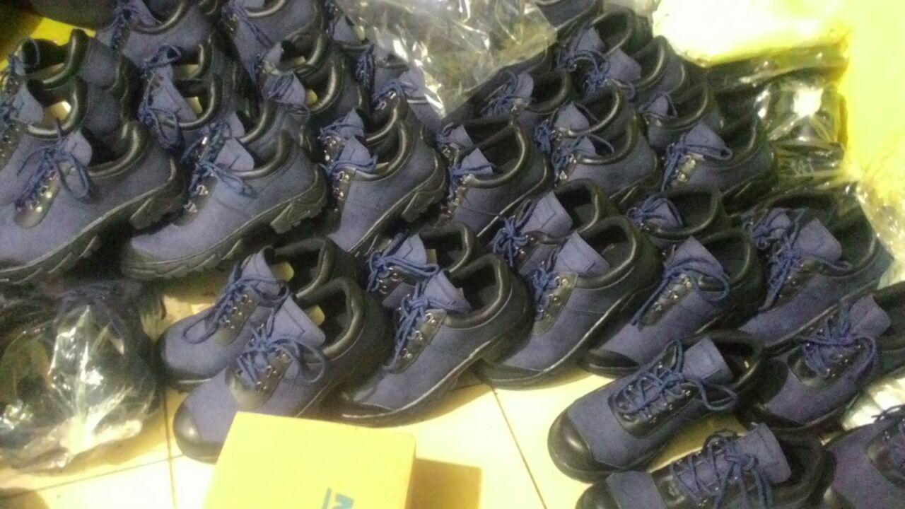 Jasa pembuatan sepatu (Pengadaan sepatu berbagai model)