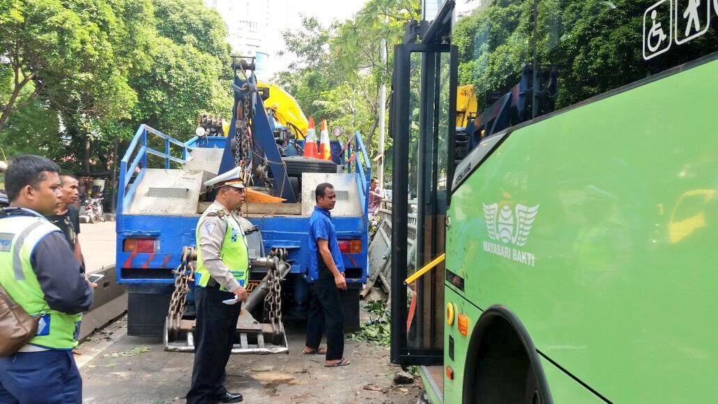 Transjakarta Kecelakaan di Simprug karena Hindari Penyeberang Jalan