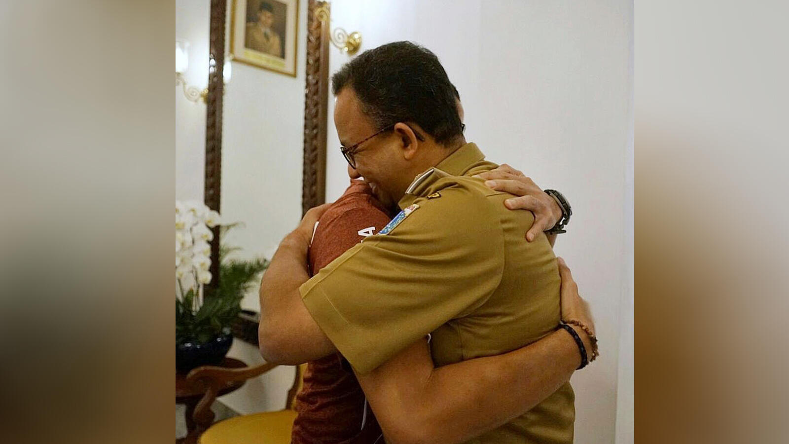 Sandi Peluk Anies: Selamat Ulang Tahun, Jangan Lupa Traktirannya, Bro!