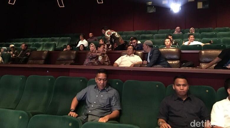 Mesranya AA wowo sama Abang zongkie nonton di bioskop......