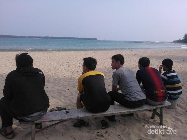 Menikmati Surfing di Teluk Dalam, Nias Selatan