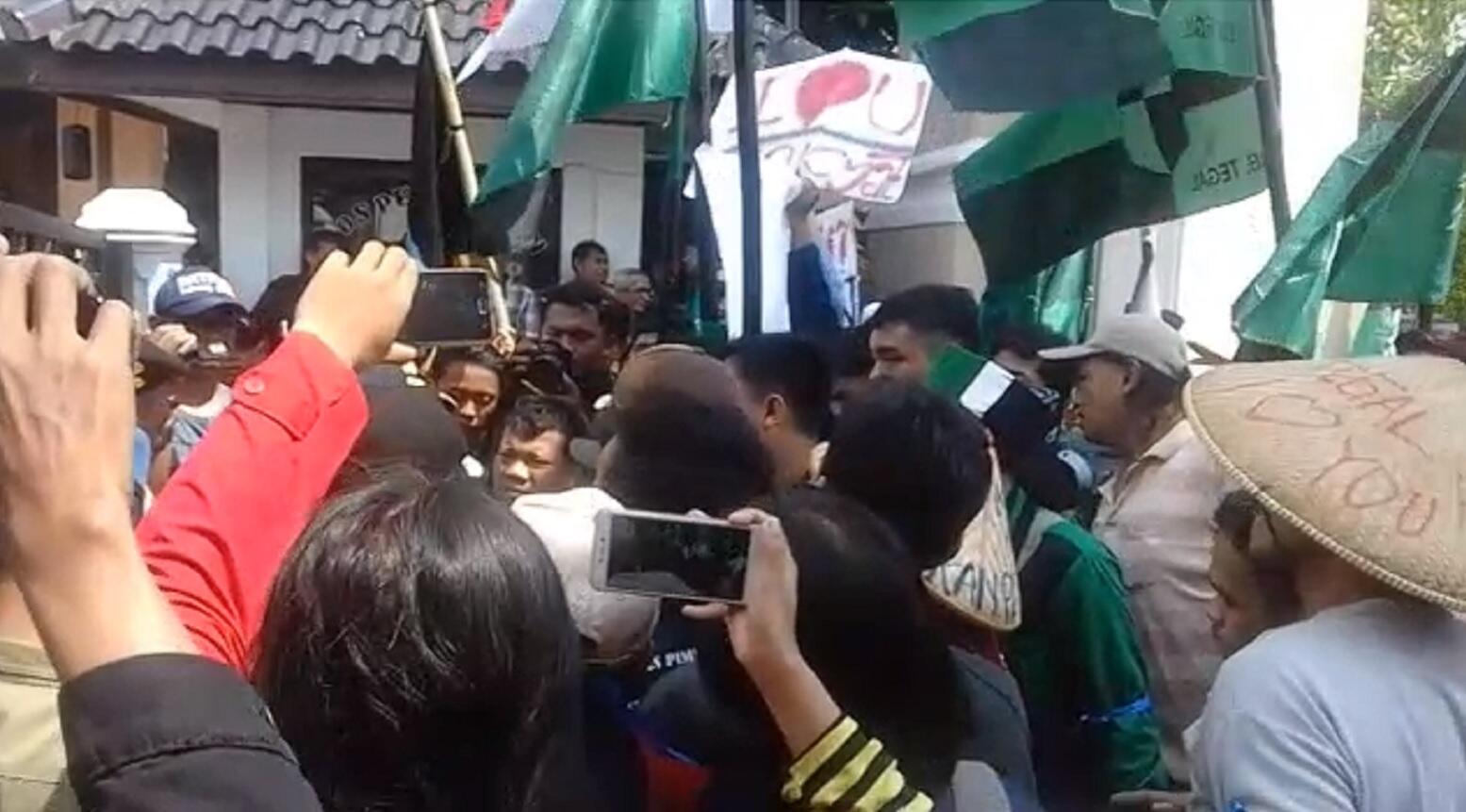Puluhan Pedagang Demo Desak Pemkot Tegal Ambil Alih Pengelolaan Kios