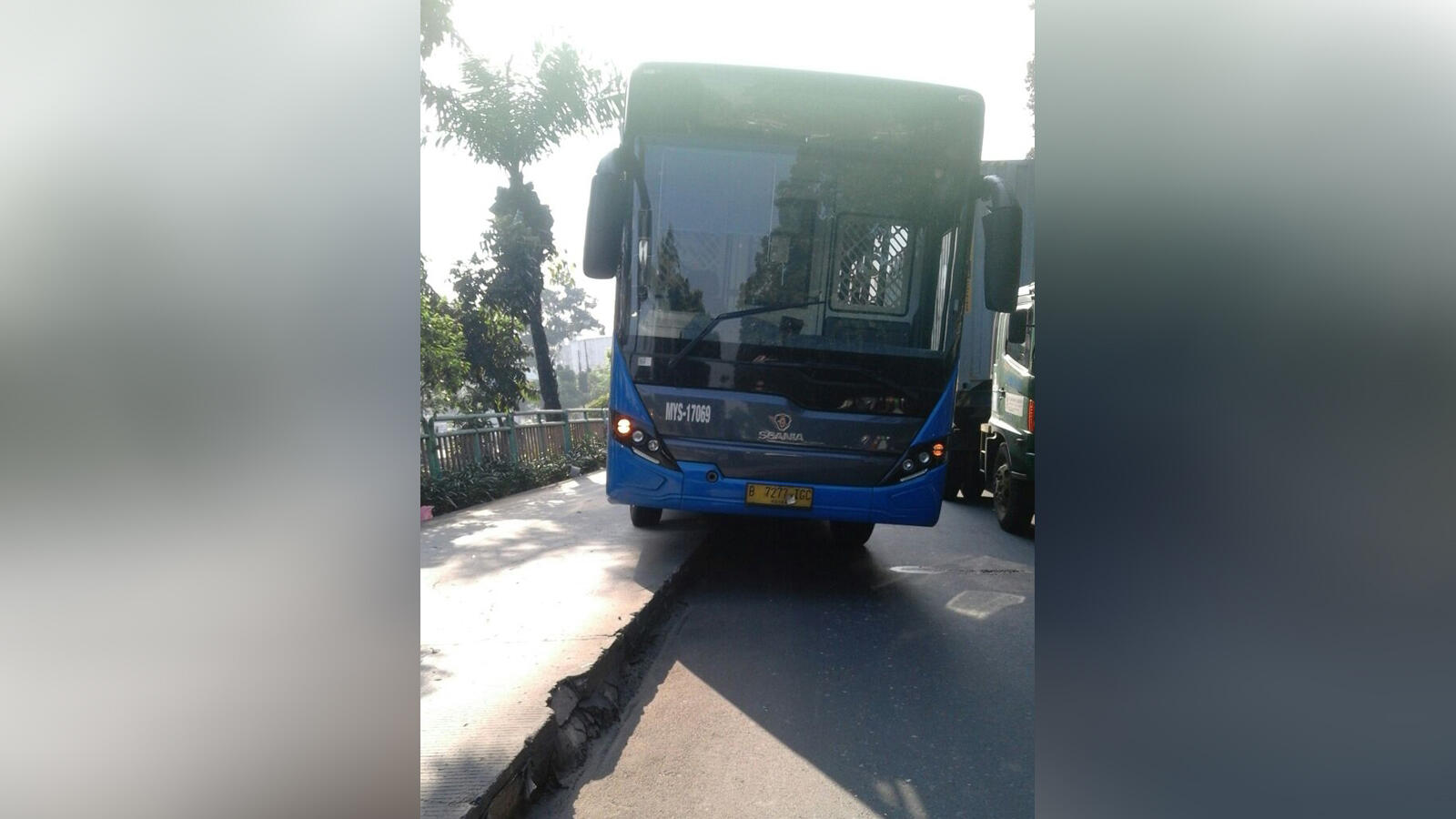Bus TransJ Berpenumpang Sempat Anjlok di Kalideres