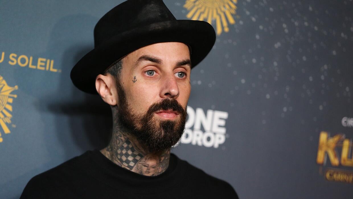Travis Barker Fobia Naik Pesawat Terbang