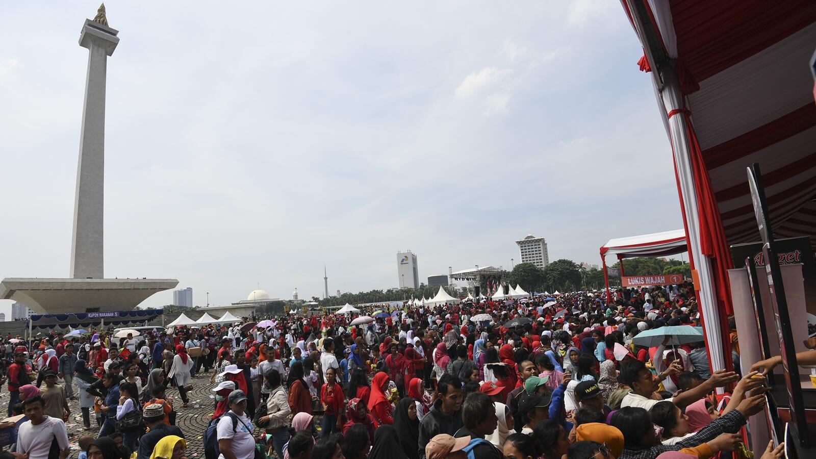 Cerita Lengkap soal Bagi Sembako di Monas dari A-Z