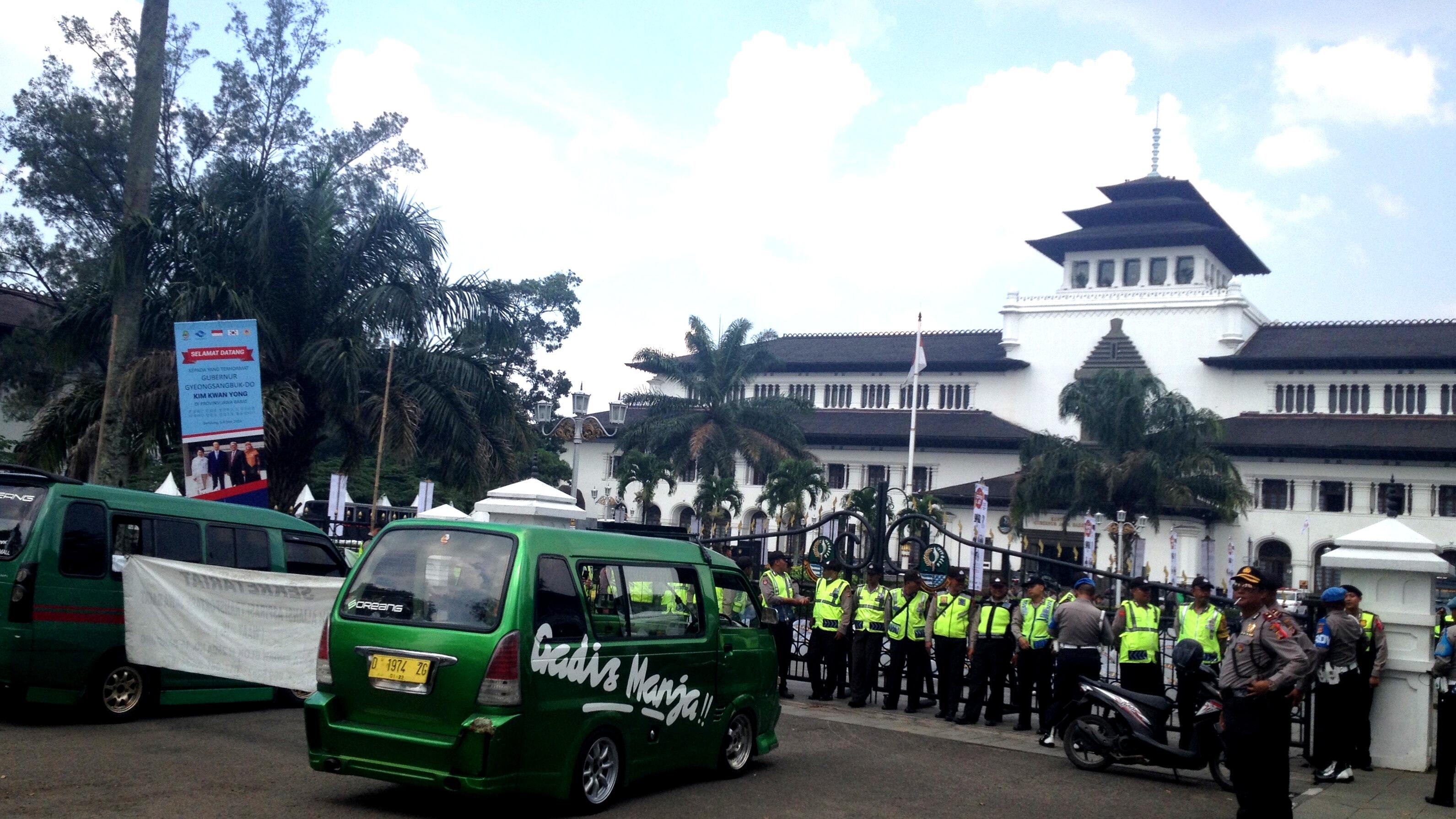 Demo Angkot: Tidak Tolak Angkutan Online, Hanya Ingin Disetarakan