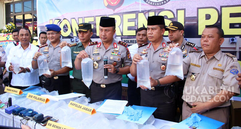 Polisi Tangkap 3 Penyelundup Bayi Lobster Senilai Rp 3,3 Miliar