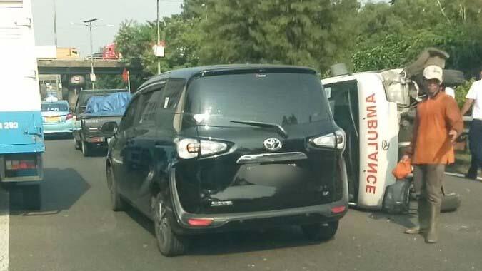Ambulans Terguling di Tol Dalam Kota Cawang Atas, Jakarta Timur
