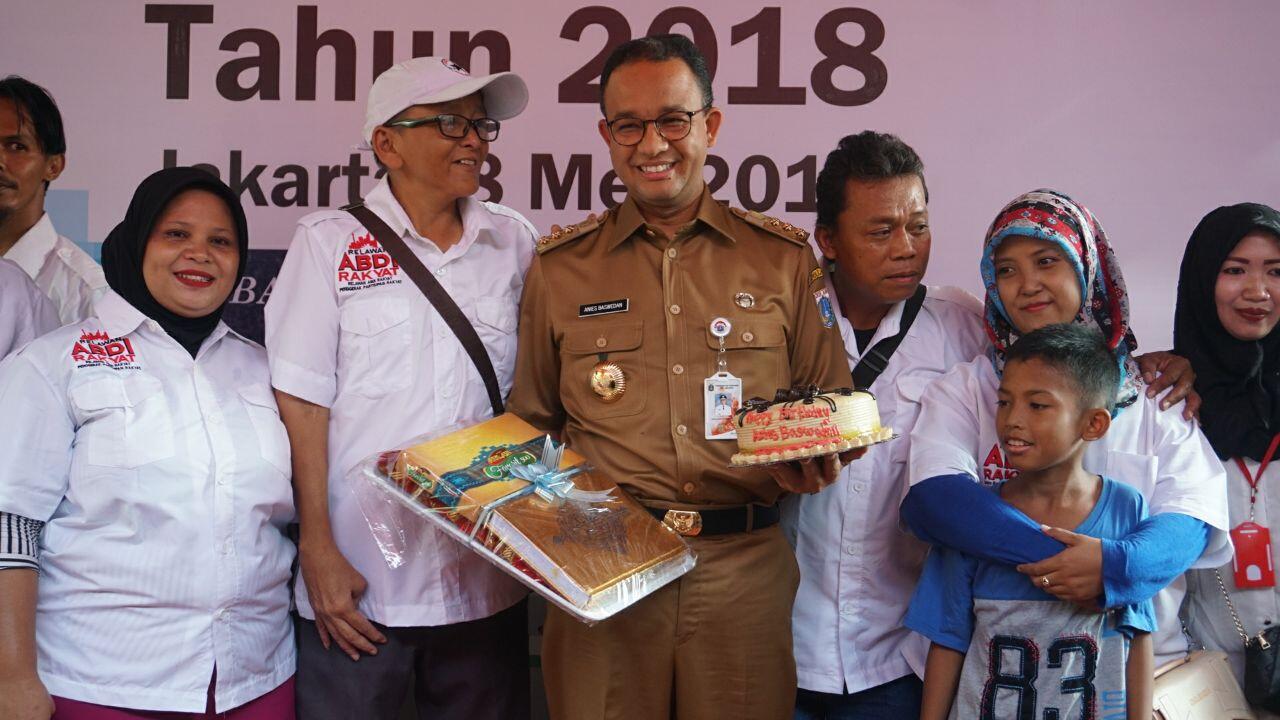 Al-Quran dan Kue Ulang Tahun untuk Anies dari Warga Tanah Tinggi