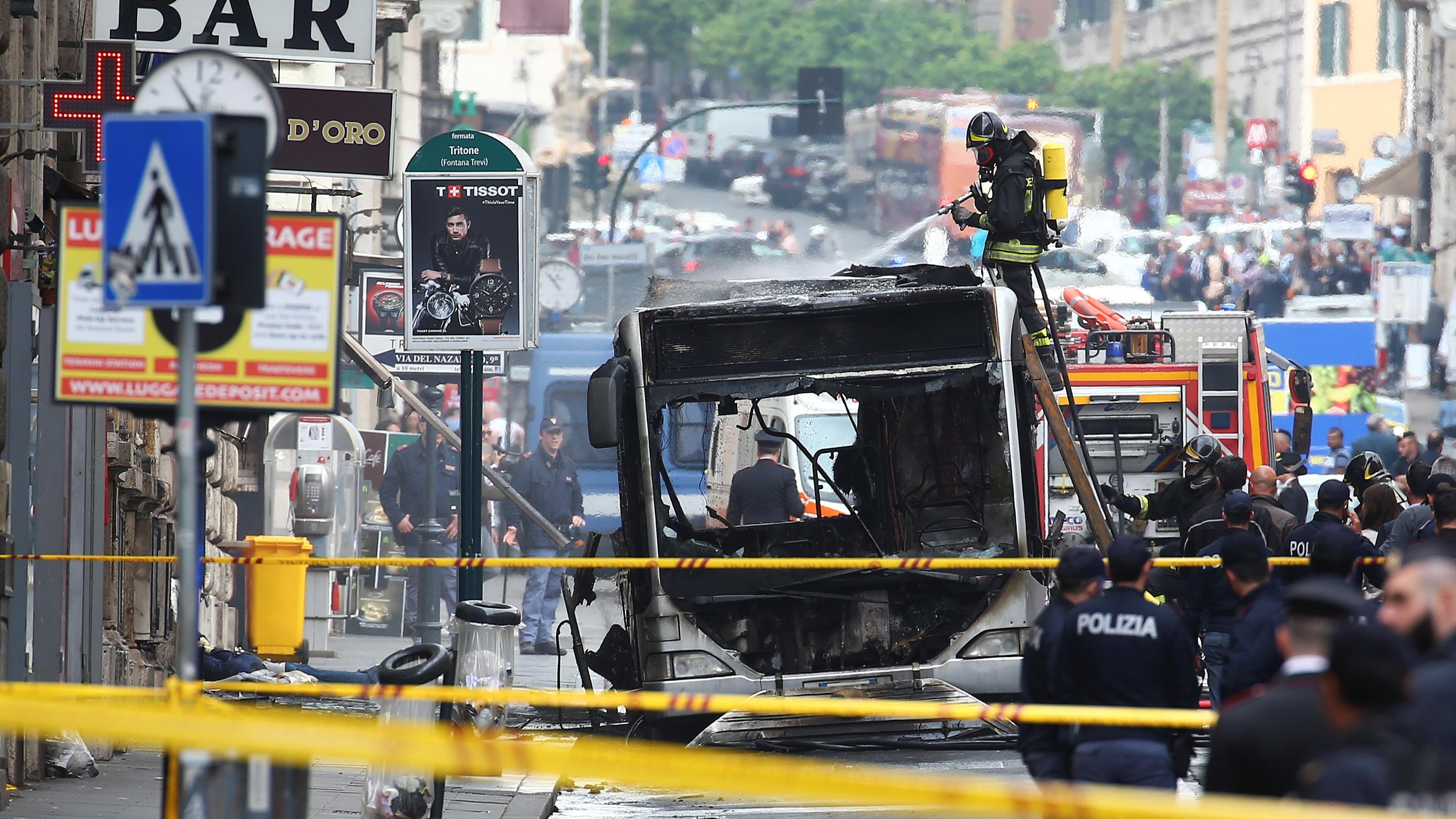Sebuah Bus Meledak dan Terbakar di Ibu Kota Italia, Roma