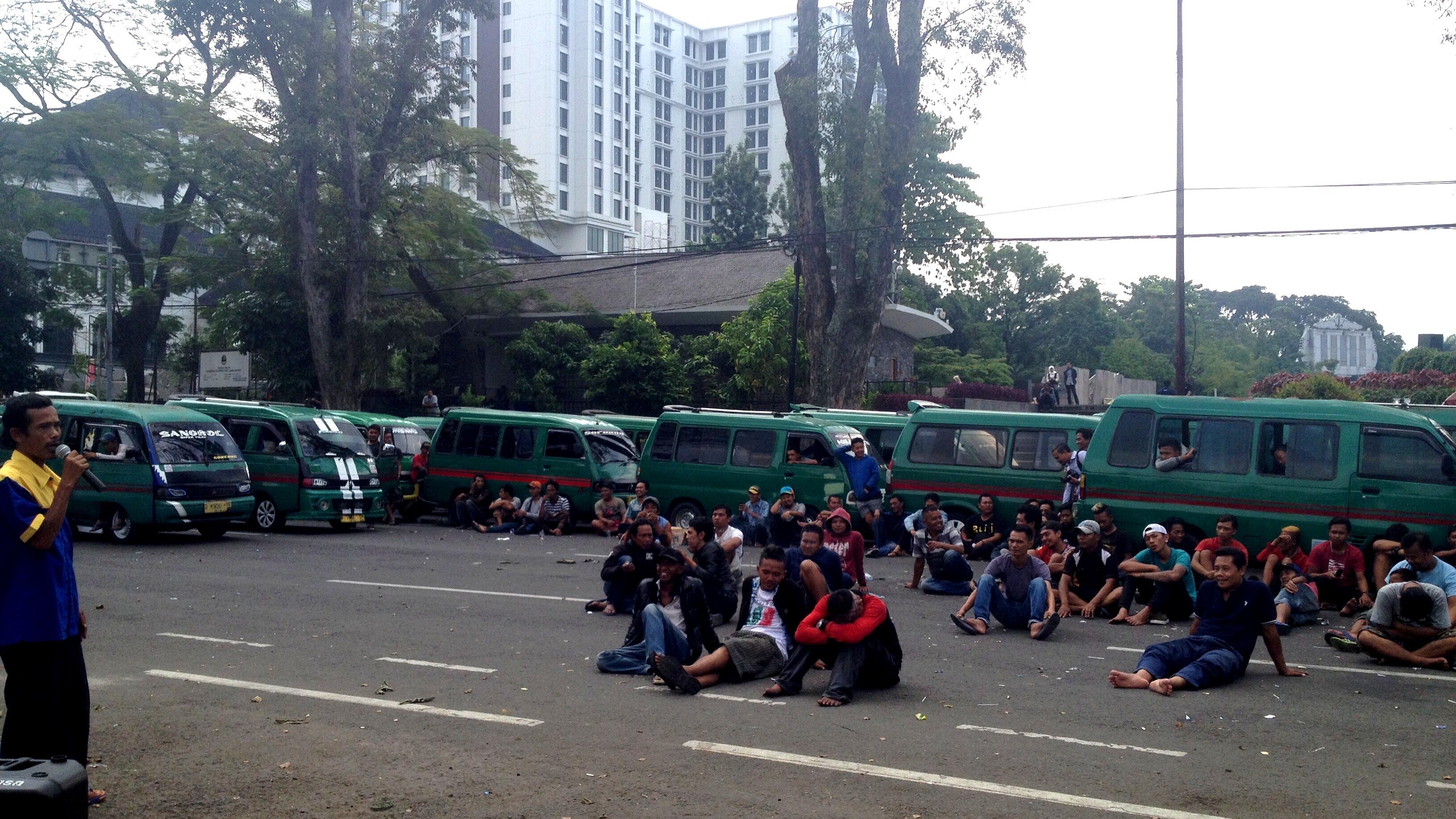 Demo Angkot: Kami Ingin Legalitas Angkutan Online dan Umum Disetarakan