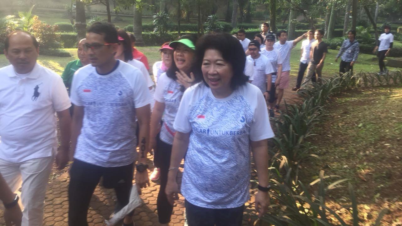 Sandi Ajak Maria Elka Pangestu Lari Pagi di Taman Langsat