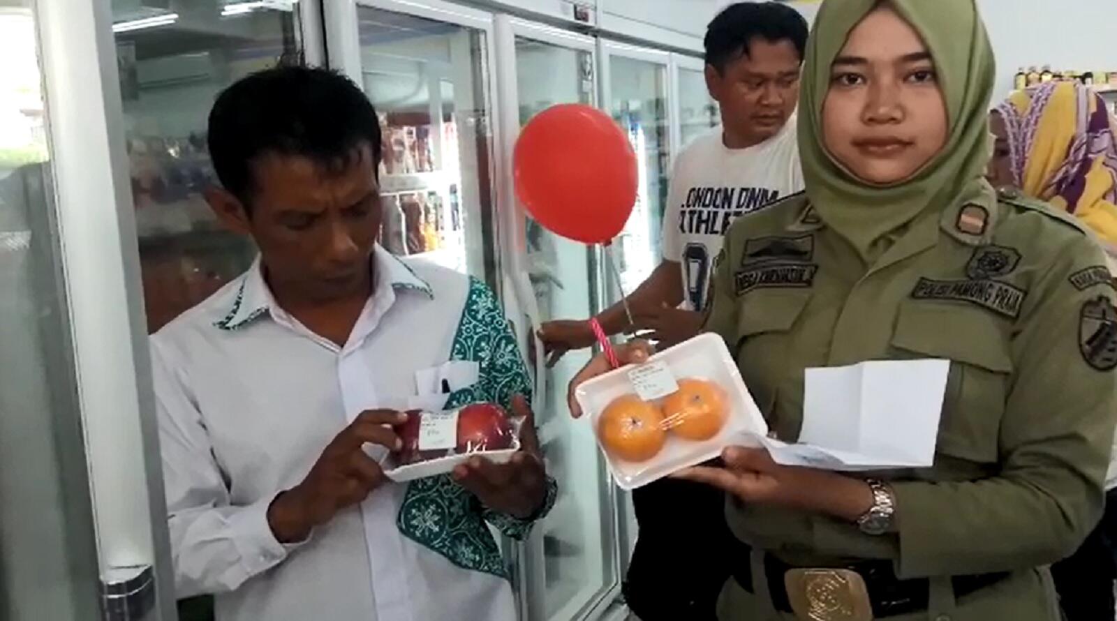 Buah Busuk Ditemukan Dijual Bebas di Minimarket Kota Pekalongan