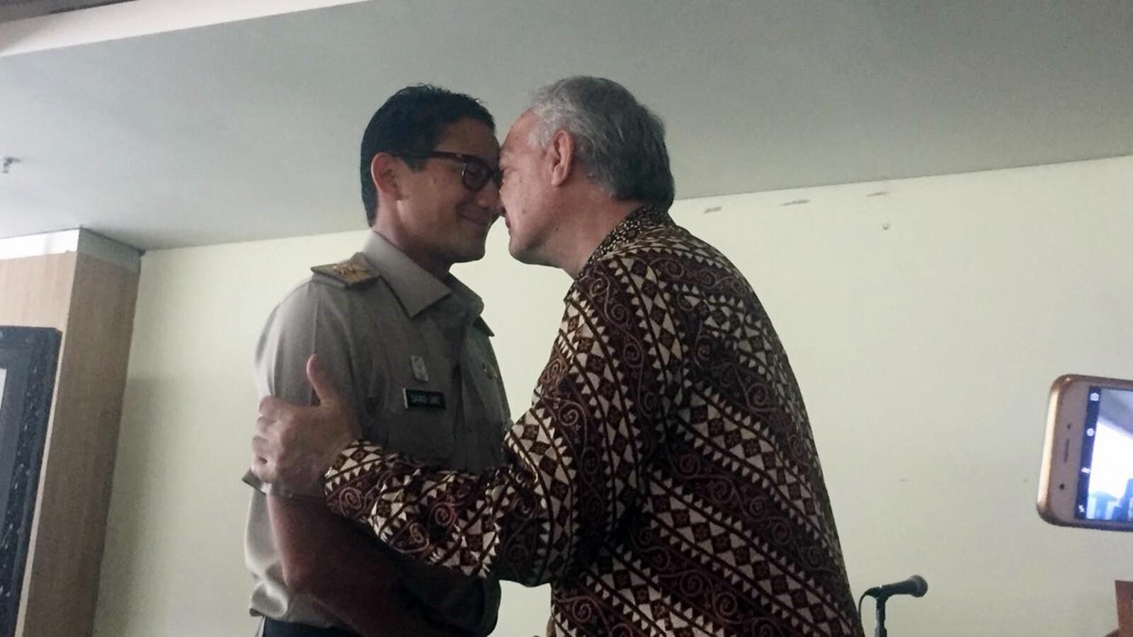 Sandi Ajak Dubes Selandia Baru Salam Tempel Hidung Khas Suku Maori