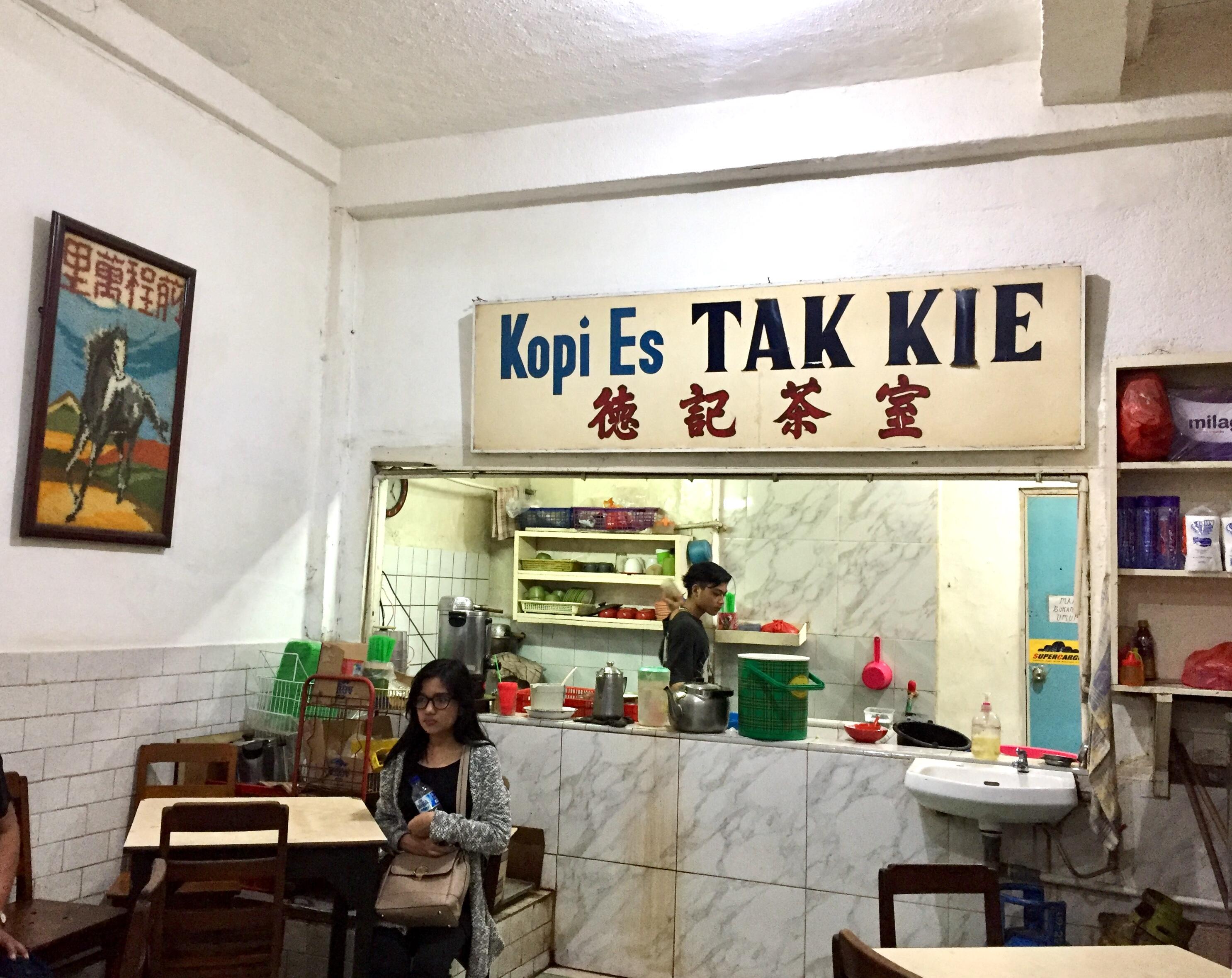 Kesegaran Kopi Es Tak Kie yang Tak Termakan Zaman