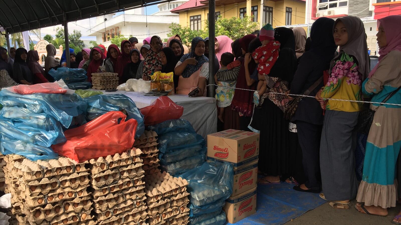 Warga Banda Aceh Serbu Pasar Murah, Beli Beras Hingga Telur