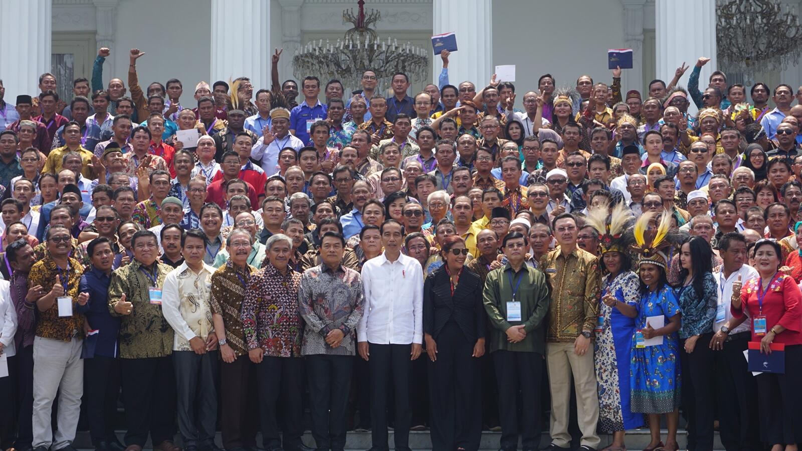 Jokowi Ajak Nelayan Se-Nusantara Foto a la Kabinet Kerja