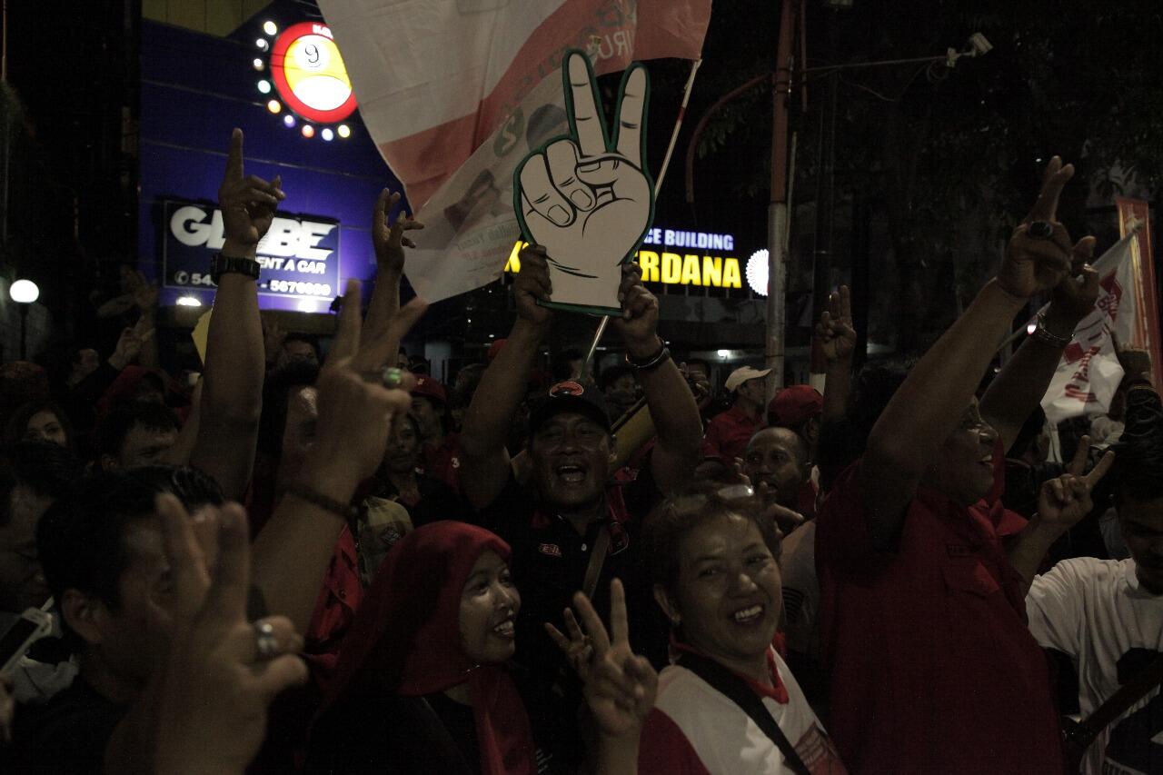 Jelang Debat Pilkada Jatim, Kedua Pendukung Adu Yel di Jalanan