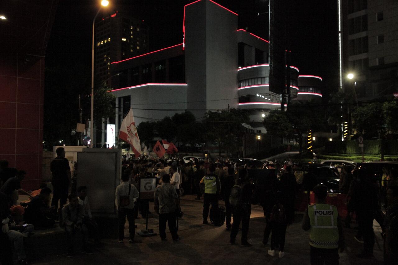 Jelang Debat Pilkada Jatim, Kedua Pendukung Adu Yel di Jalanan