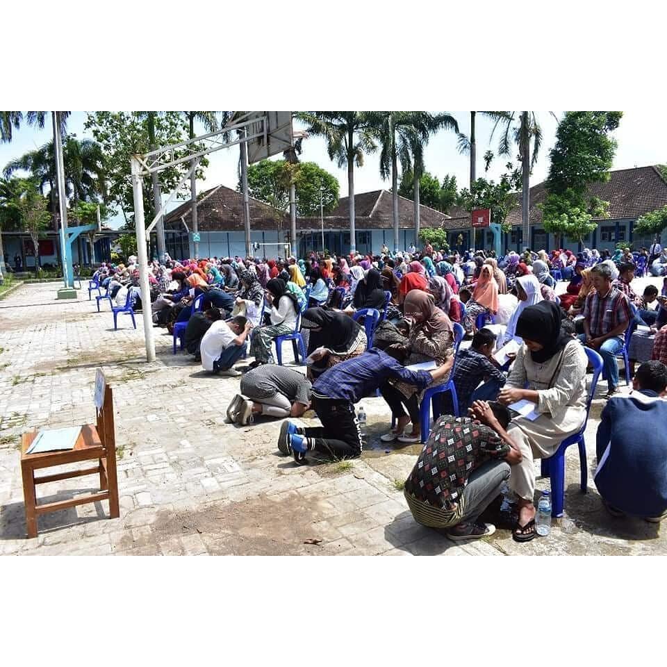 Ratusan Siswa Menangis Saat Kelulusan, Bikin Haru Dan Takjub