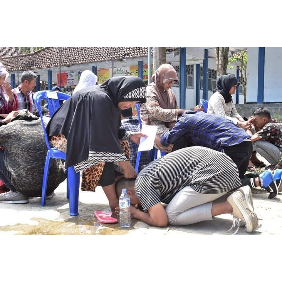 Ratusan Siswa Menangis Saat Kelulusan, Bikin Haru Dan Takjub