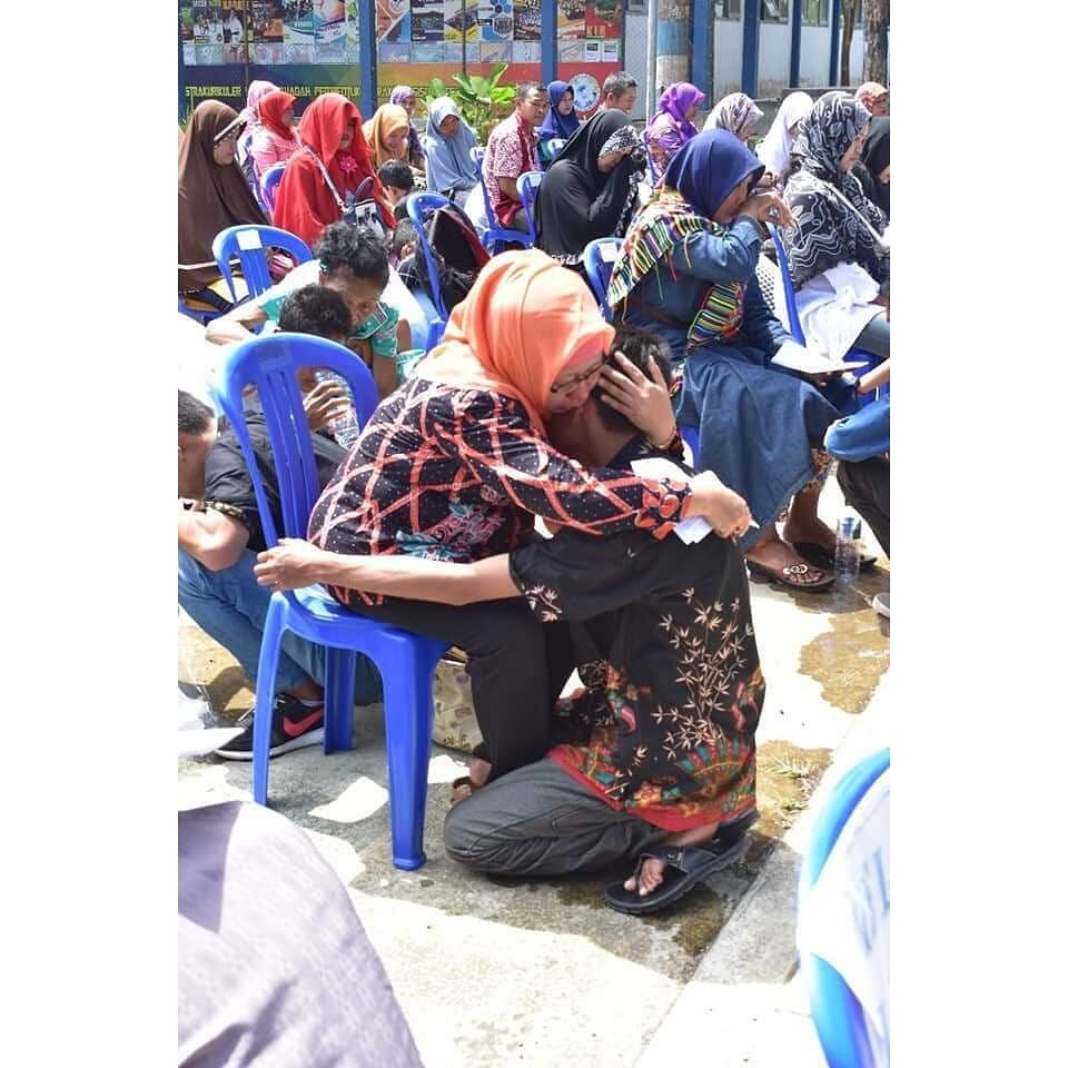 Ratusan Siswa Menangis Saat Kelulusan, Bikin Haru Dan Takjub
