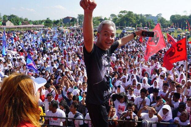 Ganjar nekat lompat dari panggung saat kampanye digrobogan,purwodadi