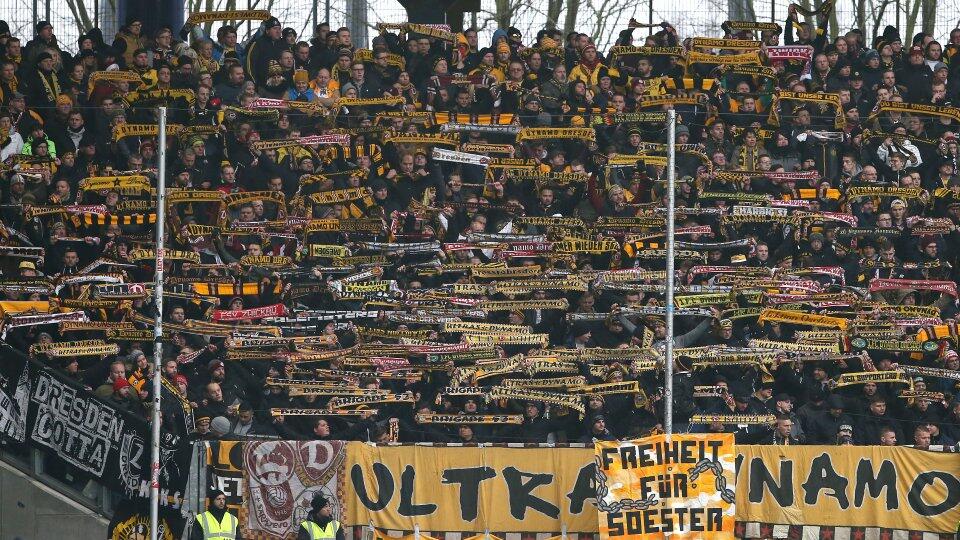 GILA! Pasangan ini &quot;TERCYDUK&quot; lagi berhubungan SEKS di samping STADION?