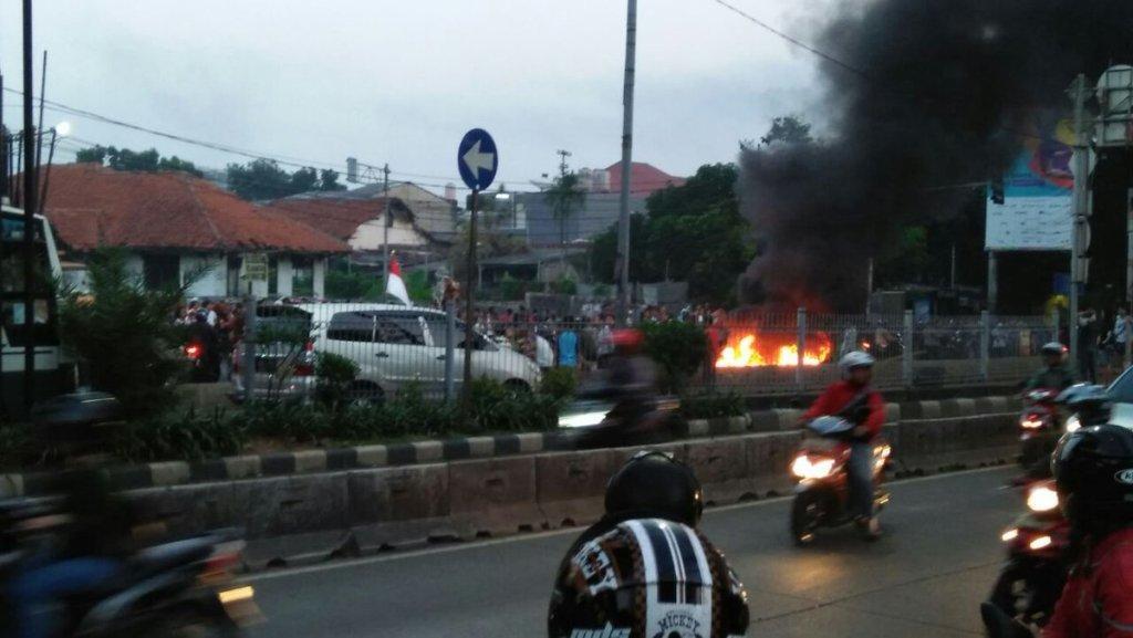 Tolak Pengosongan, Warga Kompleks Kostrad Blokir Jalan