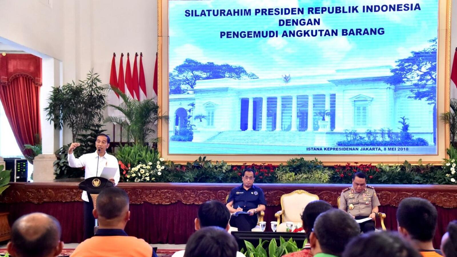 Janji Jokowi Tindak Tegas Pungli Truk di Jalur Sumatera