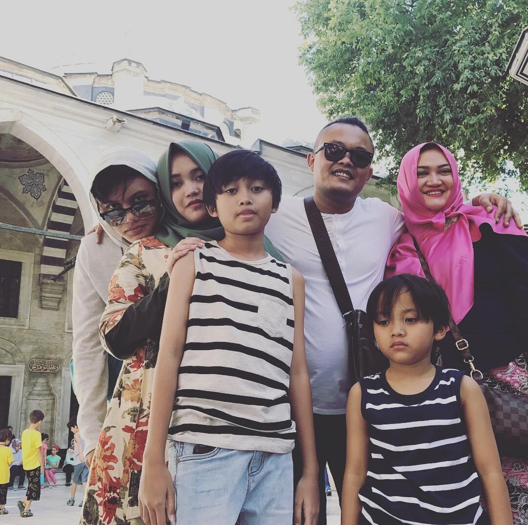 Dikabarkan Cerai, 10 Potret Romantis Sule dan Lina Selama 20 Tahun