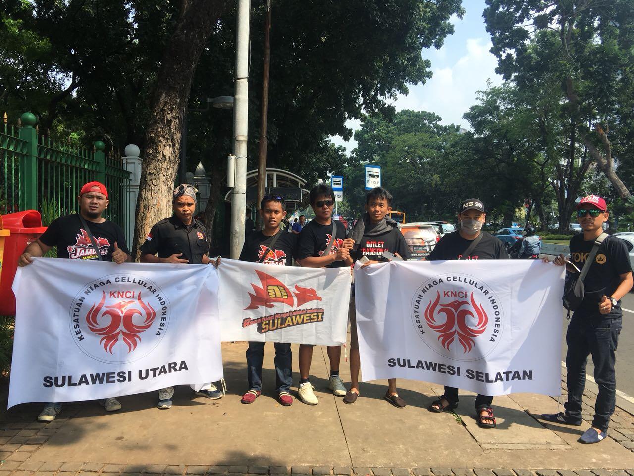 Ribuan Pedagang Sim Card Berunjuk Rasa di Istana Negara