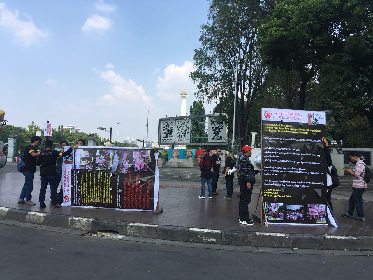 Ribuan Pedagang Sim Card Berunjuk Rasa di Istana Negara