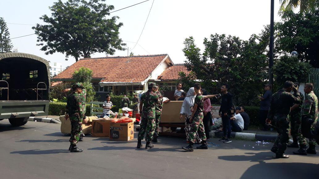 FOTO: Sempat Ricuh, Warga Rumah Dinas KPAD Tanah Kusir Mulai Berkemas