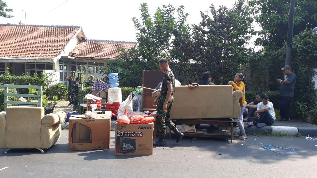 FOTO: Sempat Ricuh, Warga Rumah Dinas KPAD Tanah Kusir Mulai Berkemas
