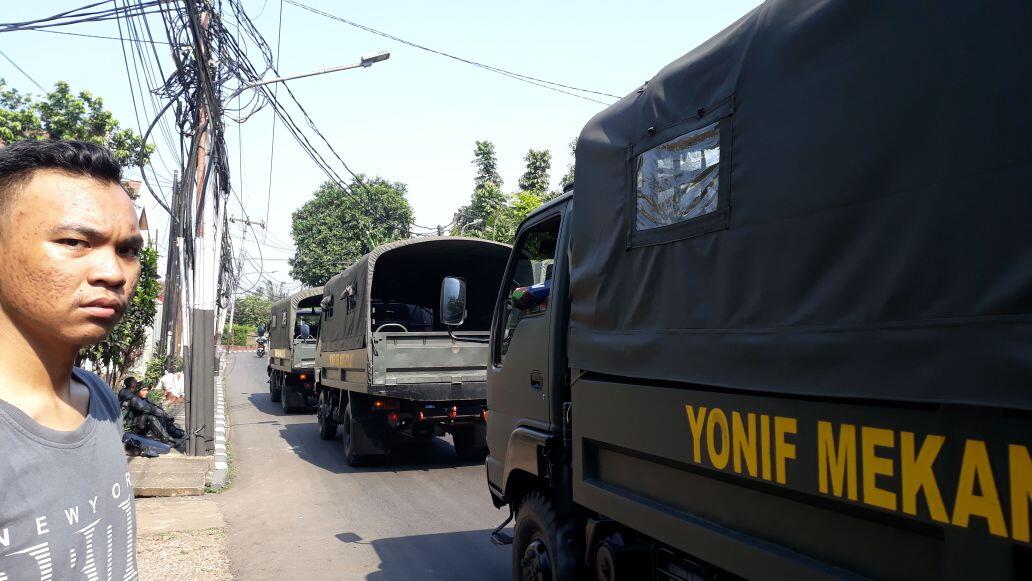 FOTO: Sempat Ricuh, Warga Rumah Dinas KPAD Tanah Kusir Mulai Berkemas