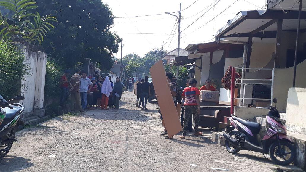 FOTO: Sempat Ricuh, Warga Rumah Dinas KPAD Tanah Kusir Mulai Berkemas
