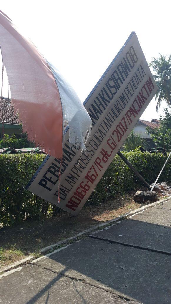 FOTO: Sempat Ricuh, Warga Rumah Dinas KPAD Tanah Kusir Mulai Berkemas