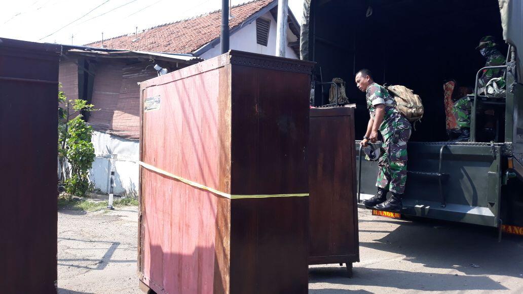 FOTO: Sempat Ricuh, Warga Rumah Dinas KPAD Tanah Kusir Mulai Berkemas