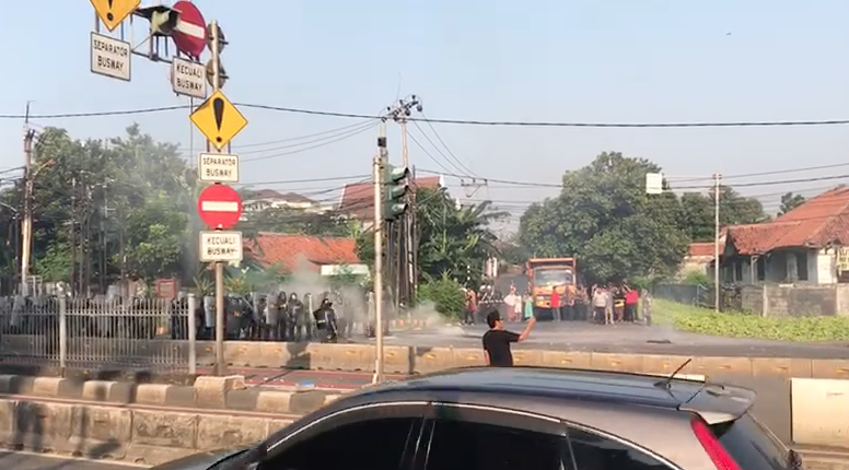 Aksi Penolakan Pengosongan Rumah Kodam, Warga Lempari Aparat dengan Batu