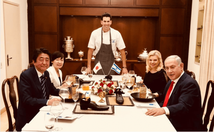 Koki Netanyahu Hina PM Jepang Dengan Dessert Dalam Sepatu