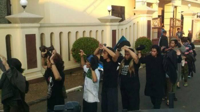 Dengan Santai Teroris Yang Rusuh Menyerahkan Diri