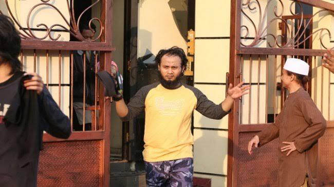 Dengan Santai Teroris Yang Rusuh Menyerahkan Diri