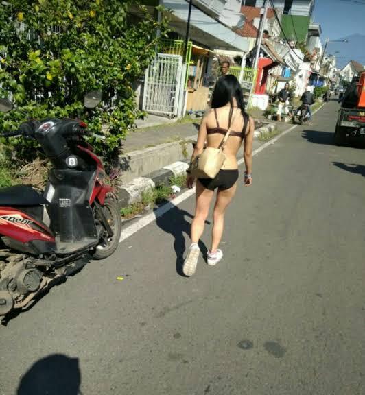 Miris, Melihat Wanita Setengah Telanjang Berjalan Di Tengah Kota Cianjur