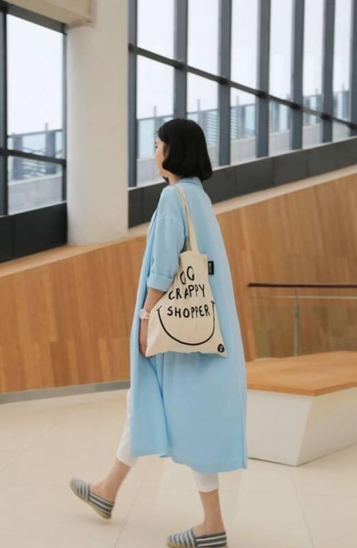Kesayangan Kaum Hawa, Tote Bag Bisa Diandalkan untuk Penampilan Simpel nan Cetar