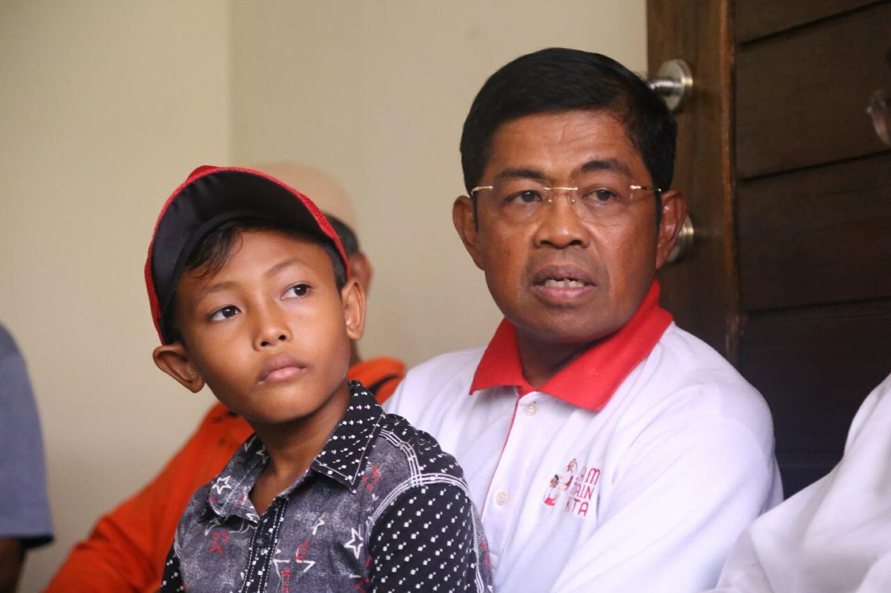 Hibur Anak Korban Kerusuhan Mako Brimob, Mensos Beri Topi