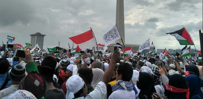 Massa aksi bela Palestina salat Subuh berjamaah di Monas