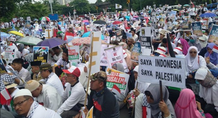 Massa aksi bela Palestina salat Subuh berjamaah di Monas